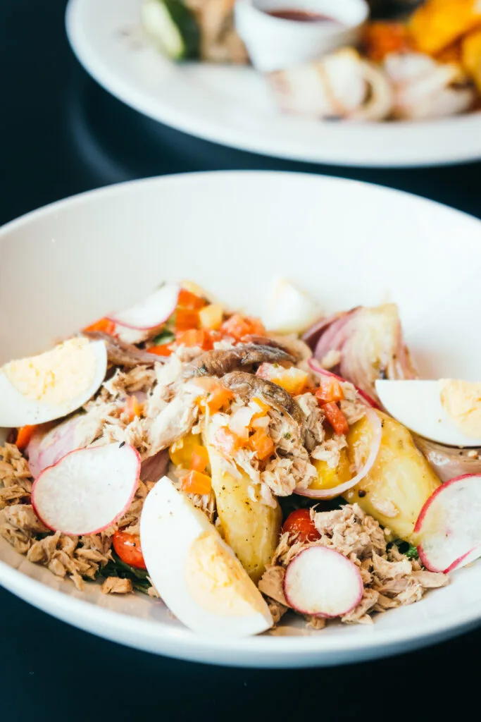 Prato com bacalhau à Gomes de Sá, com ovos, batatas e salsinha.