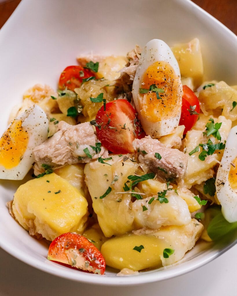 Prato com bacalhau à Gomes de Sá, com ovos, batatas e salsinha.