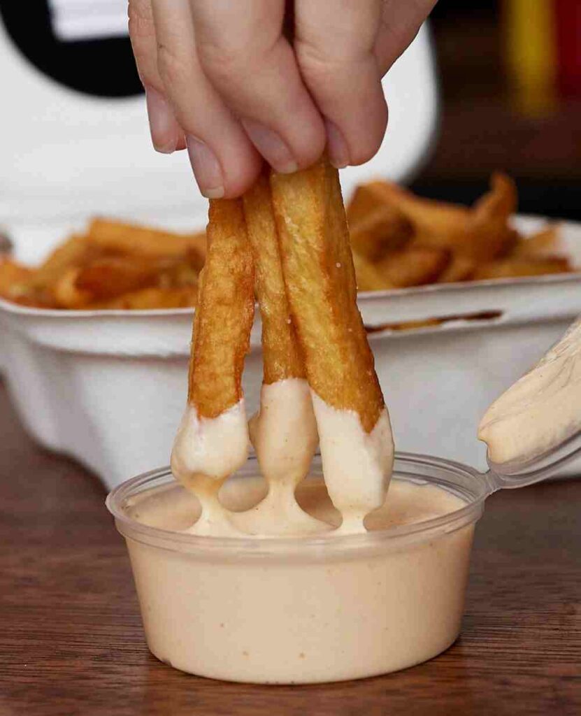 Batatas fritas com molho cremoso de alho.