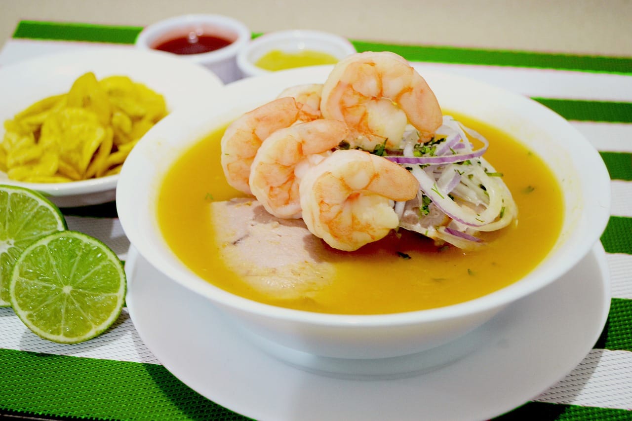 Prato com creme de camarão e camarões grelhados como enfeite.
